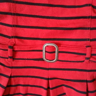 Vestito a righe rosso e nero