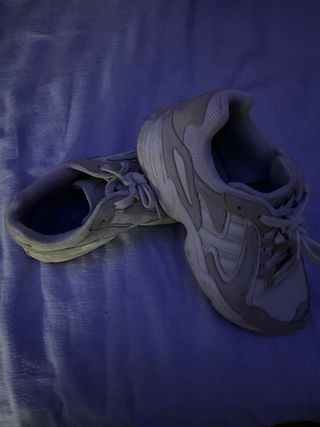 Zapatillas Adidas grises y blancas