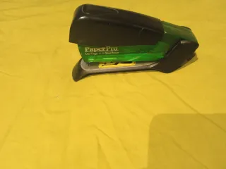 Grapadora PaperPro Verde y Negra