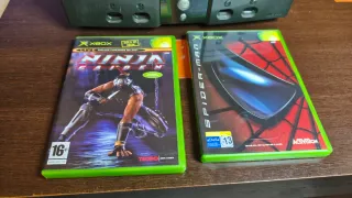 Consola Xbox con dos juegos