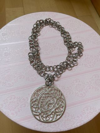 Collar moderno con colgante ovalado