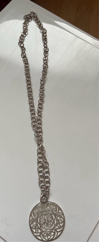 Collar moderno con colgante ovalado