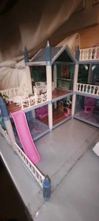 Casa de muñecas con accesorios