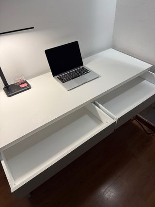 Mesa de escritorio blanca con dos cajones
