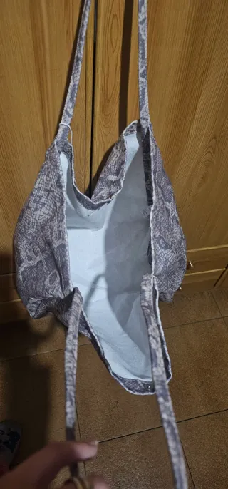 Bolso estampado serpiente gris y blanco