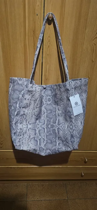 Bolso estampado serpiente gris y blanco