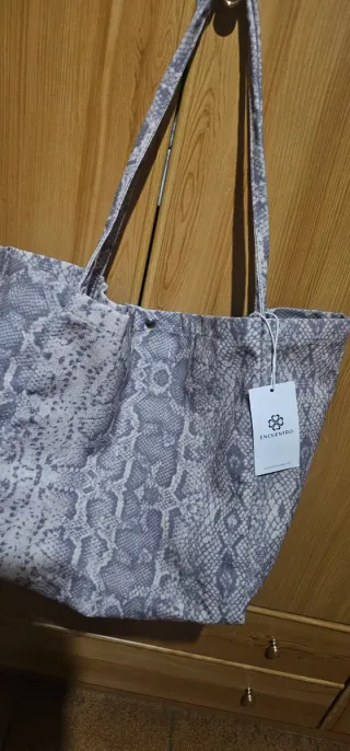 Bolso estampado serpiente gris y blanco