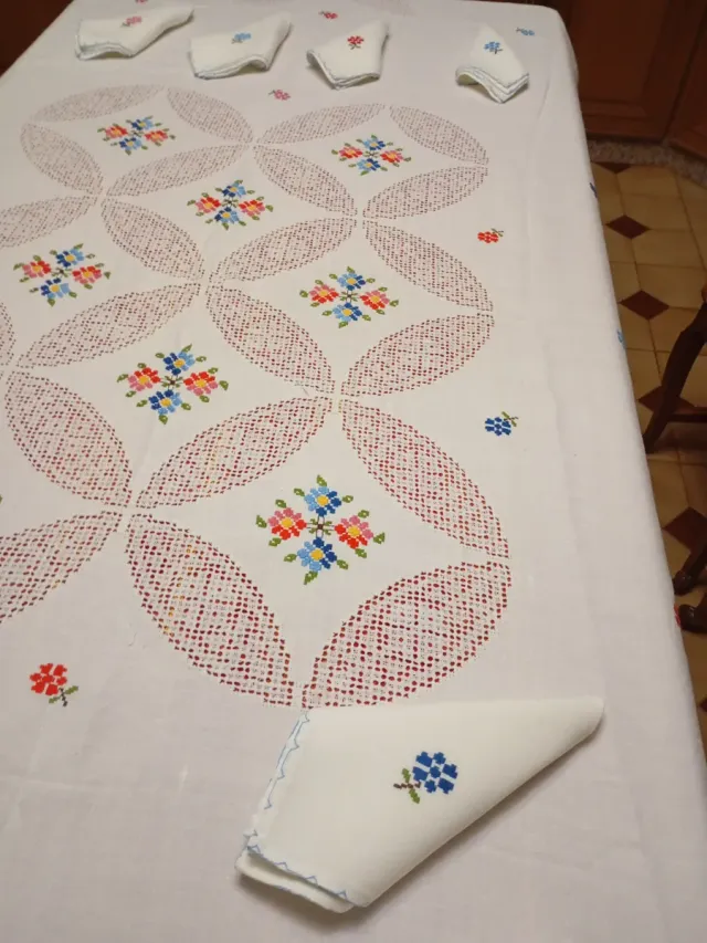 Mantelería bordada a mano Lagartera de lino