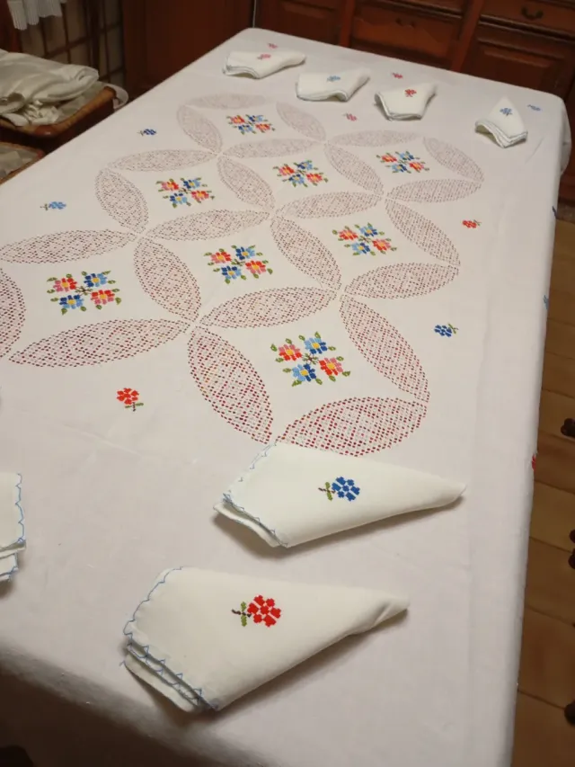 Mantelería bordada a mano Lagartera de lino