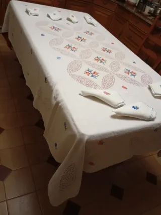 Mantelería bordada a mano Lagartera de lino