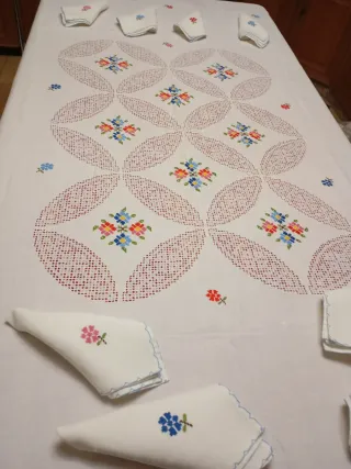 Mantelería bordada a mano Lagartera de lino