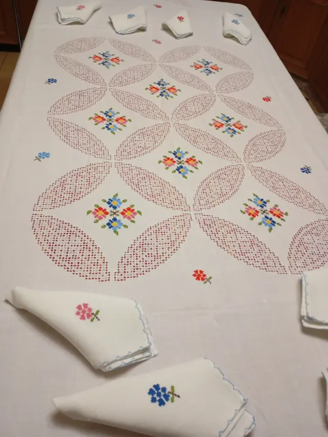 Mantelería bordada a mano Lagartera de lino