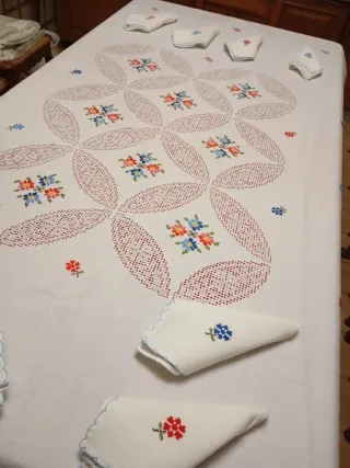 Mantelería bordada a mano Lagartera de lino