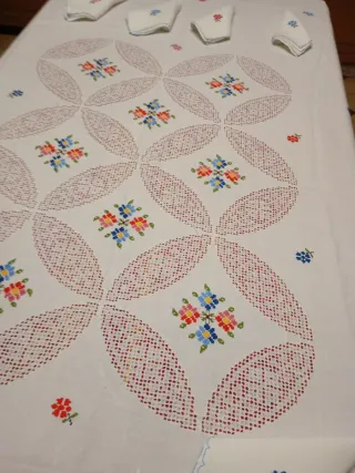 Mantelería bordada a mano Lagartera de lino