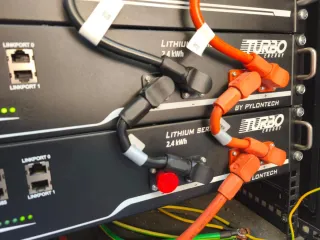 Inversor Voltronic Axpert y Baterías