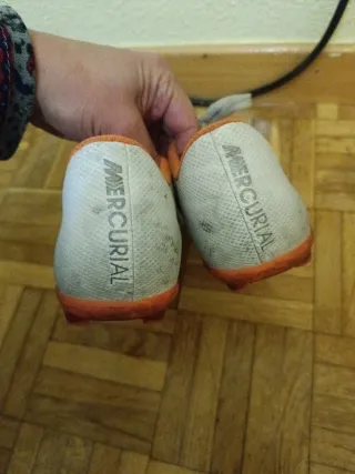 Botas de fútbol Nike blancas y naranjas