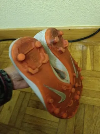 Botas de fútbol Nike blancas y naranjas
