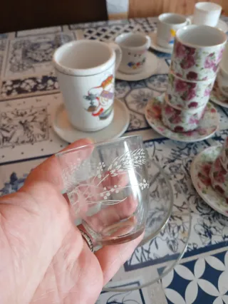 Set di tazze e piatti in ceramica