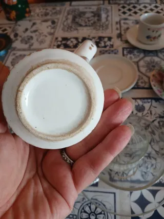 Set di tazze e piatti in ceramica