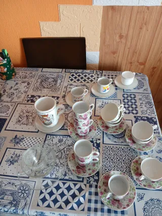 Set di tazze e piatti in ceramica