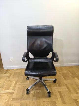 Silla de oficina ergonómica negra