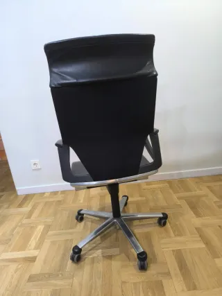 Silla de oficina ergonómica negra