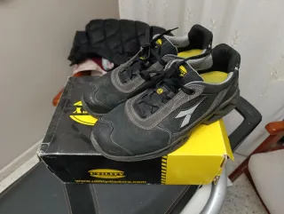 Zapatos de trabajo Diadora negros y grises