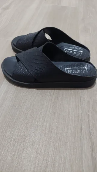 Sandalias de piel negras