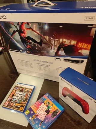 PlayStation 5 con 2 controller e 2 giochi