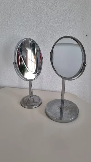 Due specchi da tavolo argentati