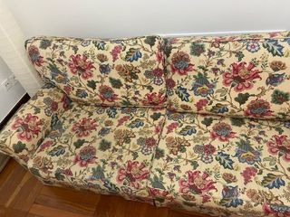 Divano in tessuto con stampa floreale