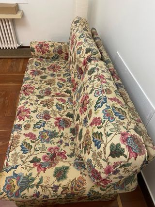 Divano in tessuto con stampa floreale