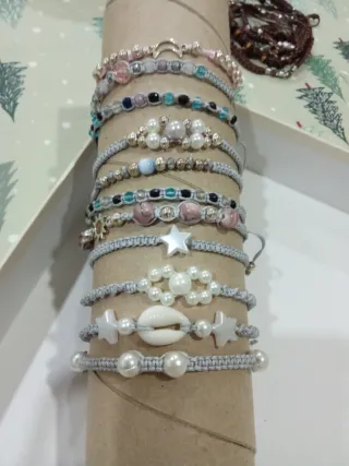 Pulseras plateadas y rosas