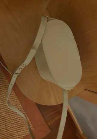 Bolso ovalado crema con cremallera dorada