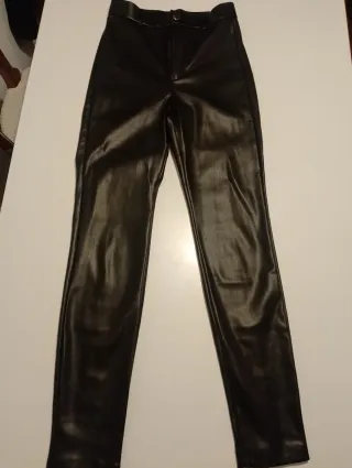 Pantalón polipiel Zara negro talla XS