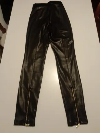 Pantalón polipiel Zara negro talla XS