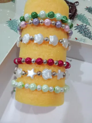 Pulseras de perlas y abalorios