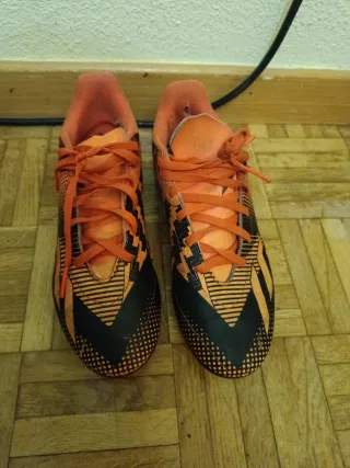 Zapatillas de fútbol naranjas y negras