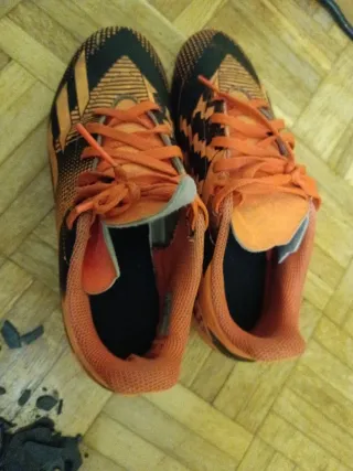 Zapatillas de fútbol naranjas y negras
