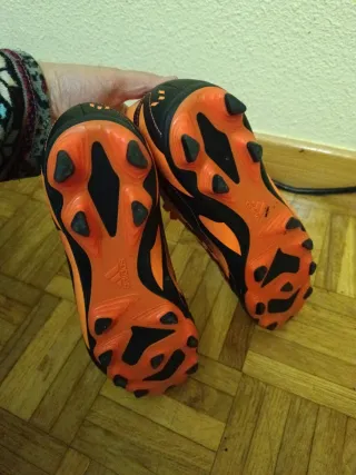 Zapatillas de fútbol naranjas y negras