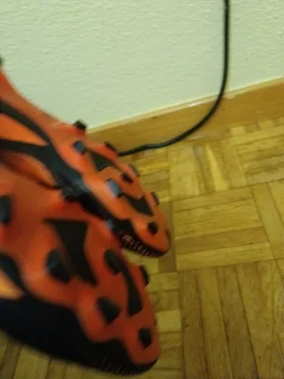 Zapatillas de fútbol naranjas y negras