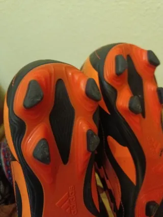 Zapatillas de fútbol naranjas y negras