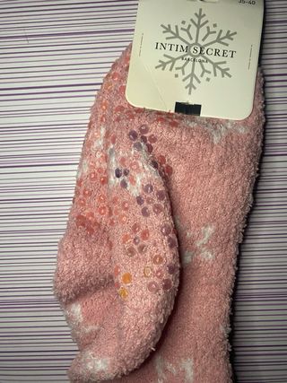 Calcetines rosas con estrellas y antideslizantes
