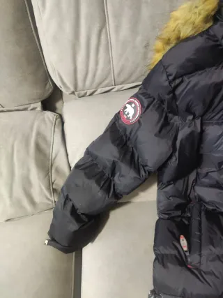 Plumífero Negro con Capucha de Pelo