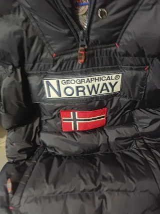 Plumífero Negro con Capucha de Pelo