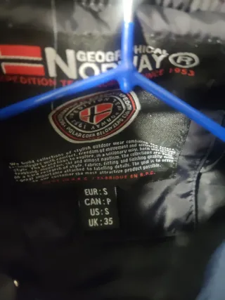 Plumífero Negro con Capucha de Pelo