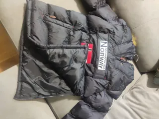 Plumífero Negro con Capucha de Pelo