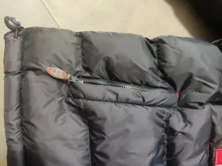 Plumífero Negro con Capucha de Pelo