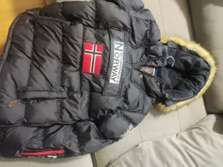 Plumífero Negro con Capucha de Pelo