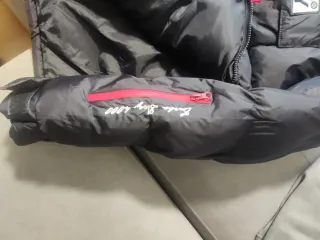 Plumífero Negro con Capucha de Pelo